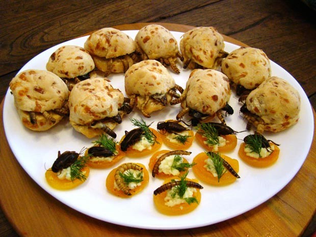 Pão de queijo recheado com larvas é uma das receitas modernas com o uso de insetos (Foto: Eraldo Costa Neto/Divulgação)