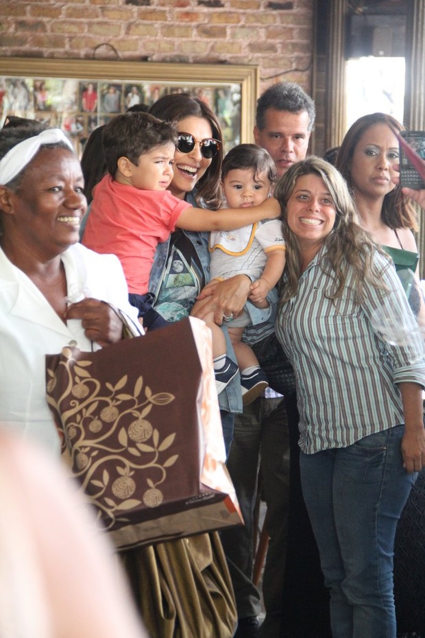 Juliana Paes e seus filhos, Pedro e Antônio (Foto: Rodrigo dos Anjos/AgNews)