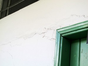 Outras paredes e pisos da escola também apresentam rachaduras (Foto: Mariane Rossi/G1)