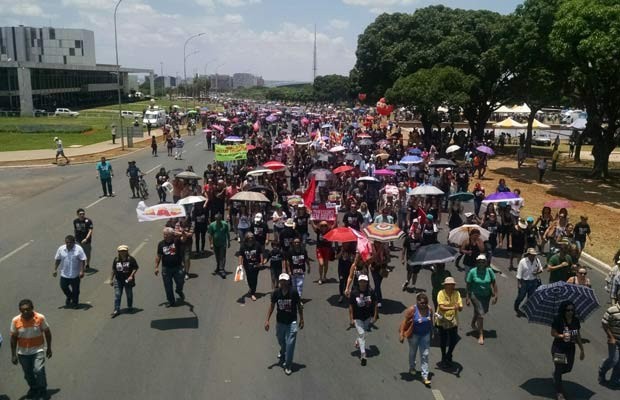 Servidores marcham pelo Eixo Monumental durante protesto contra o governo do DF (Foto: Isabella Calzolari/G1)