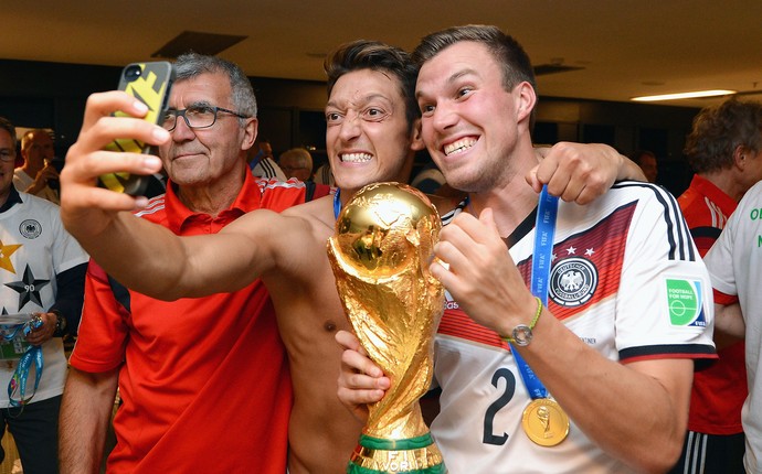 Ozil e Grosskreutz comemoração vestiário Alemanha (Foto: Getty Images)