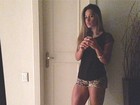 Mayra Cardi exibe pernas saradas com shortinho de onça