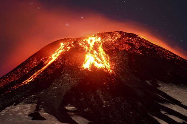 O vulcão Villarica entra em erupção na madrugada desta terça-feira (3) em Pucon, no Chile (Foto: Lautaro Salinas/AP)