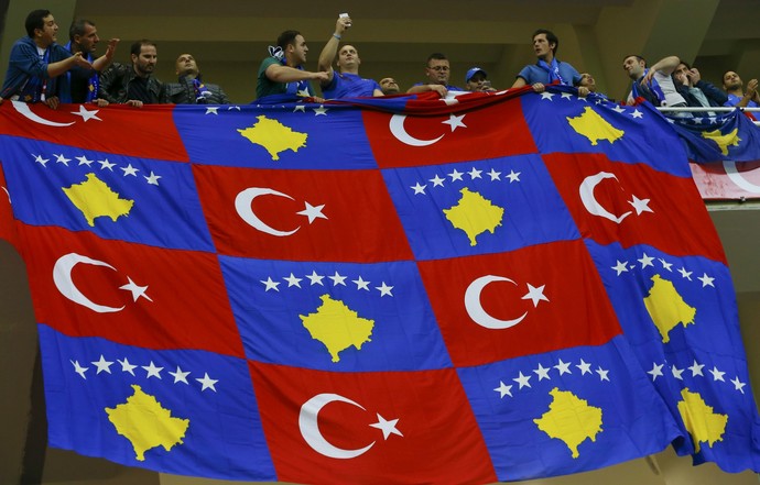 Bandeiras da Turquia e Kosovo unidas no jogo pelas eliminatórias europeias da Copa do Mundo em Antalya (Foto: REUTERS/Murad Sezer)
