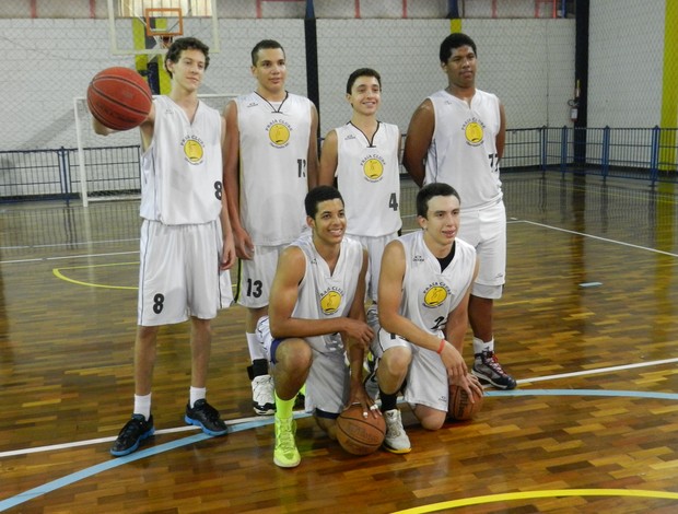 Jogadores do basquete Sub-15 do Praia Clube convocados (Foto: Felipe Santos/GLOBOESPORTE.COM)