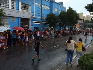 Público à espera do bolo não sai da fila nem com chuva (Foto: Vivian Reis/G1)