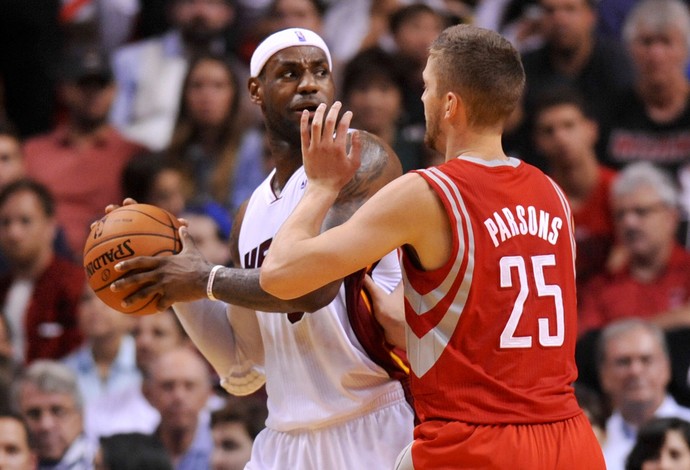 Basquete NBA - Miami Heat x Houston Rockets, LeBron James e Chandler Parsons (Foto: Reuters)