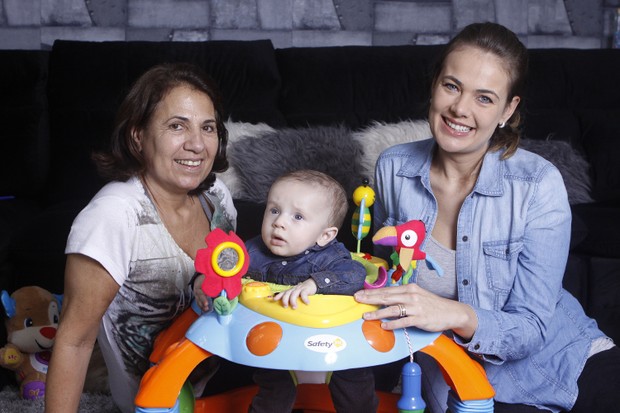 Thaís Pacholek se diverte com o filho, Luís Miguel, e com a mãe (Foto: Celso Tavares/EGO)