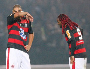 Adriano e Vágner Love no jogo do Flamengo (Foto: Jorge Wiliam / Agência O Globo)