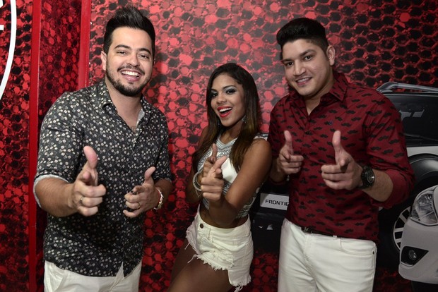 Tays Vingadora com a dupla Henrique e Diego em show na Zona Norte do Rio (Foto: Roberto Teixeira/ EGO)