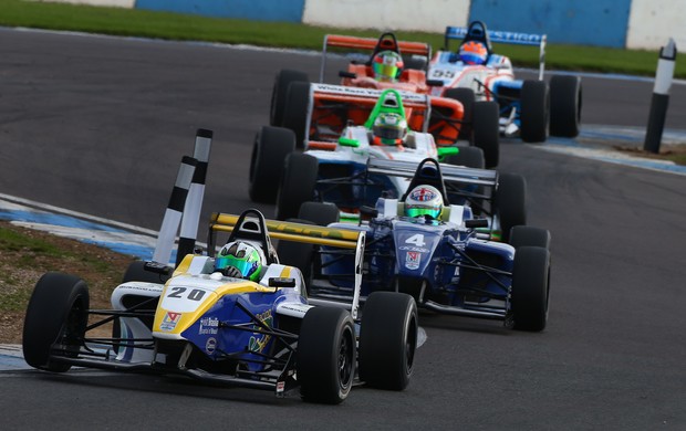 Gustavo Lima Fórmula 4 Donington Park Inglaterra (Foto: XPB Images / divulgação)