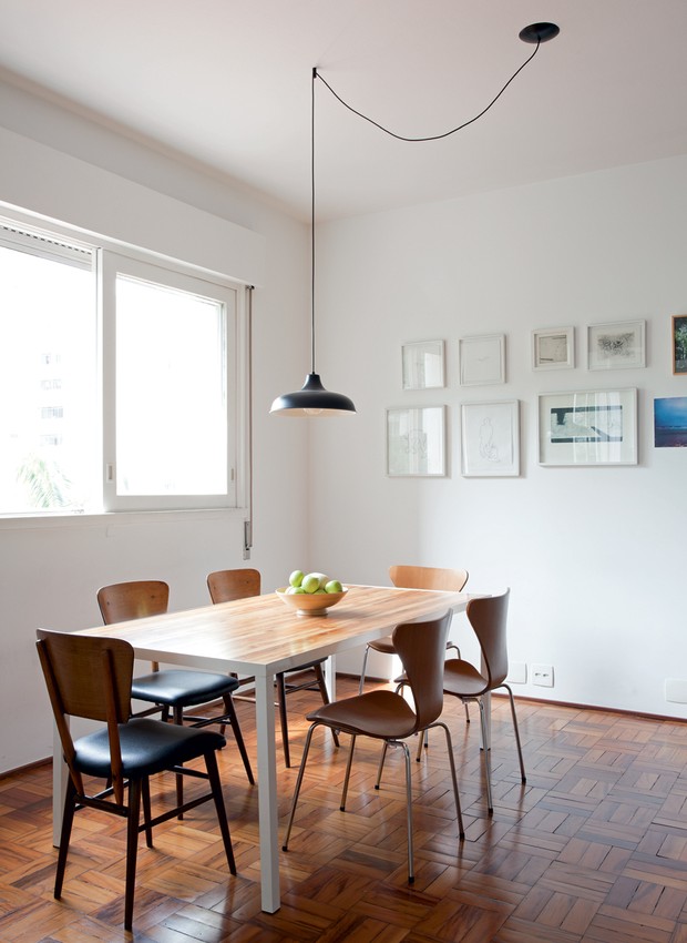Estilo industrial: apartamento tem concreto e cores fortes na decoração -  Casa e Jardim | Sala de estar