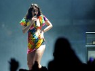 Lana Del Rey mostra a calcinha e exibe quilinhos a mais em show