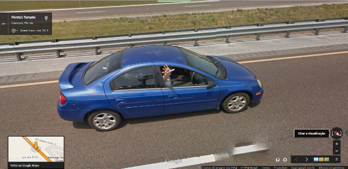 Passageiro do carro brinca com a câmera do Google Street View (Foto:Reprodução/Google)