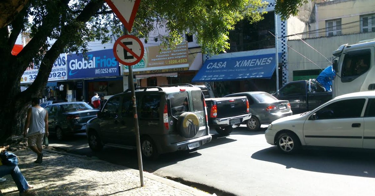 Estacionamento irregular prejudica trânsito no Mercado São Sebatião - Globo.com