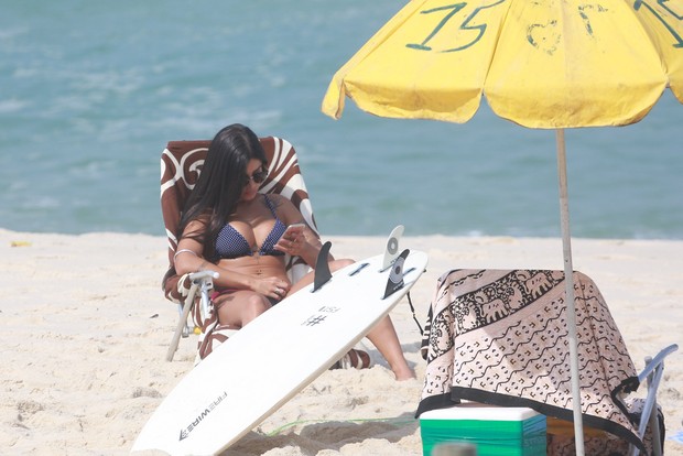 Aline Riscado na praia (Foto: Dilson Silva/ AgNews)