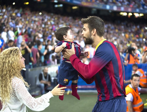 Pique, Shakira e Filho Barcelona (Foto: Agência EFE)