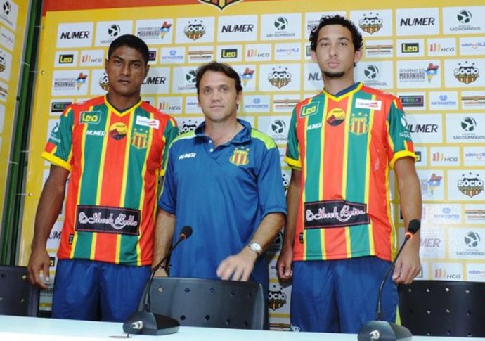 Max e Luís Gueguel apresentados no Sampaio (Foto: Elias Auê / Sampaio Corrêa) Max e Luís Gueguel apresentados no Sampaio (Foto: Elias Auê / Sampaio Corrêa)