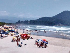 Turistas aproveitaram o calor na praia no litoral norte. (Foto: Arquivo pessoal/Vinícius Nadena)