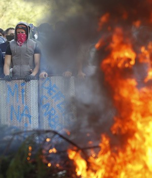 Mineiros espanhóis queimam pneus em protestos contra cortes (AFP)