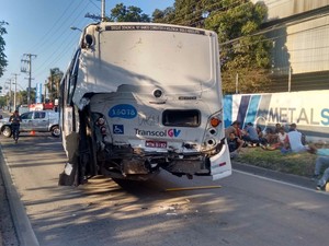 Caminhão tanque e ônibus do Transcol batem na BR-101, Espírito Santo (Foto: VC no ESTV)