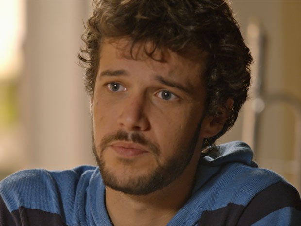 Pedro confessa que está pensando em não se separar de Taís (Foto: TV Globo)