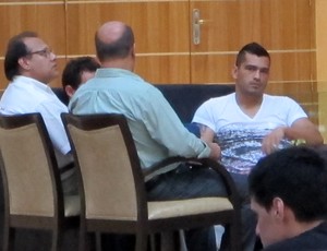 Cruzeiro Valdir Barbosa conversa com Miguel Samudio e seus representantes (Foto: Richard Souza)