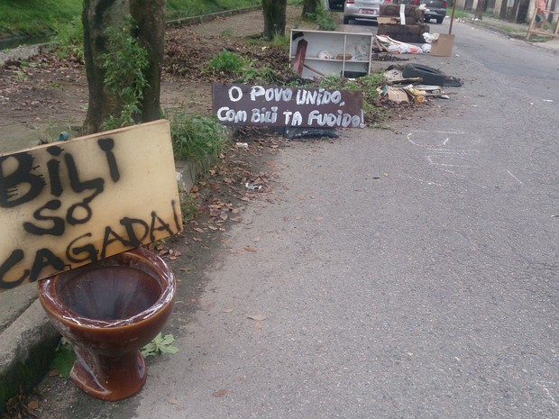 Moradores demonstraram indignação com o prefeito de São Vicente em barricadas (Foto: LG Rodrigues / G1)