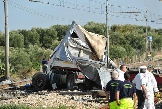Destroços no local do choque entre trem e caminhão nesta segunda-feira (24) na Itália (Foto: Vito Zizzi/AFP)