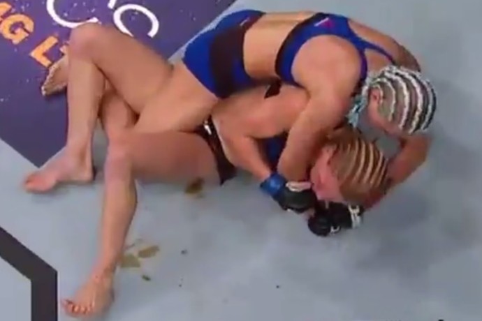 Justine Kish defeca no octógono durante a luta contra Felice Herrig (Foto: Reprodução)