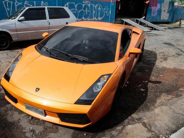 Lamborghini laranja foi encontrada abandonada na esquina da rua Clea Duarte com avenida Juntas Provisórias, no Ipiranga, Zona Sul de São Paulo (Foto: Carlos Pessuto/Brazil Photo Press/Estadão Conteúdo)