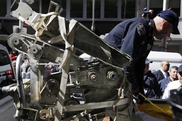 Destroços da aeronave foram descobertos por um inspetor que fazia medições a pedido do proprietário do imóvel  (Foto: Seth Wenig/AP)