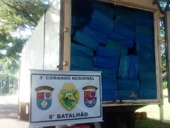 Denúncia anônima informou a polícia sobre o transporte da mercadoria contrabandeada (Foto: Divulgação/Polícia Militar)