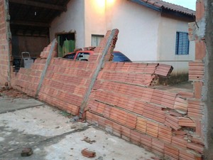 Muro de residência caiu após forte chuva em São Manuel (Foto: Divulgação/Rita Conceição)