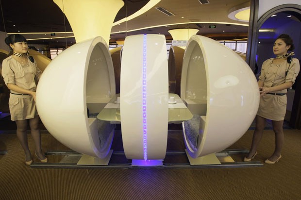 Garçonetes mostram mesa em forma de ovo em restaurante temático baseado no avião A380, um dos maiores do mundo (Foto: Reuters)