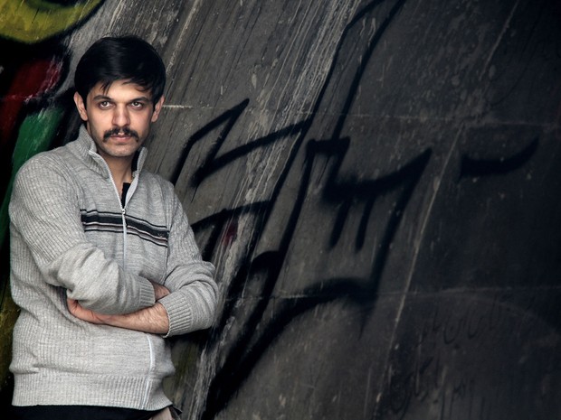O diretor iraniano Keywan Karimi, condenado a seis anos de prisão e 223 chibatadas após fazer um documentário sobre os grafites políticos nos muros de Teerã (Foto: Arquivo pessoal/AFP)