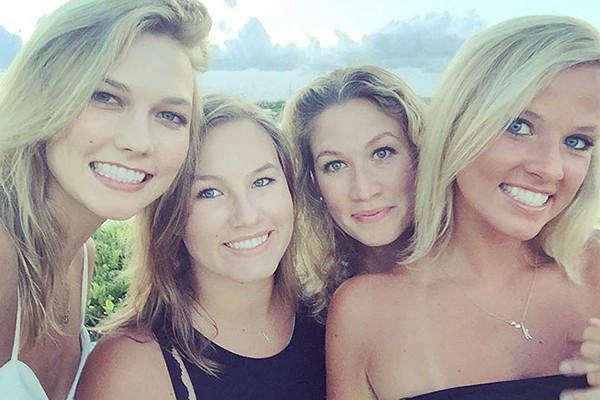 Karlie Kloss e suas irmãs Kariann, Kristine e Kimberly (Foto: Instagram)