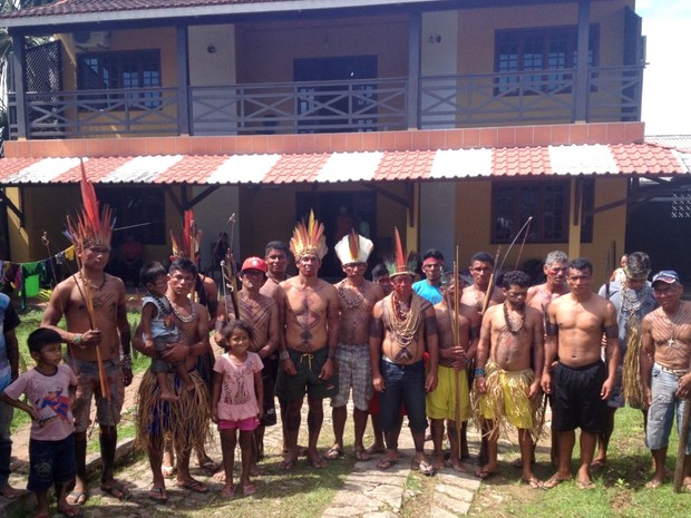 Índios da etnia Apolima-Arara ocuparam prédio em protesto (Foto: Genival Moura/G1)