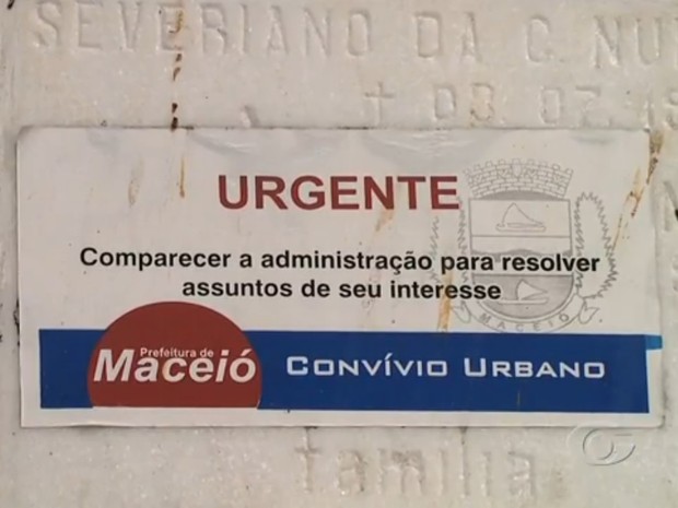 SMCCU coloca notificação para famílias sob túmulos  (Foto: Reprodução/TV Gazeta)