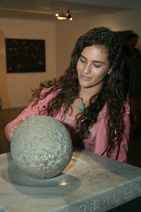 Lívian Aragão em exposição no Rio (Foto: Miguel Sá/ Divulgação)