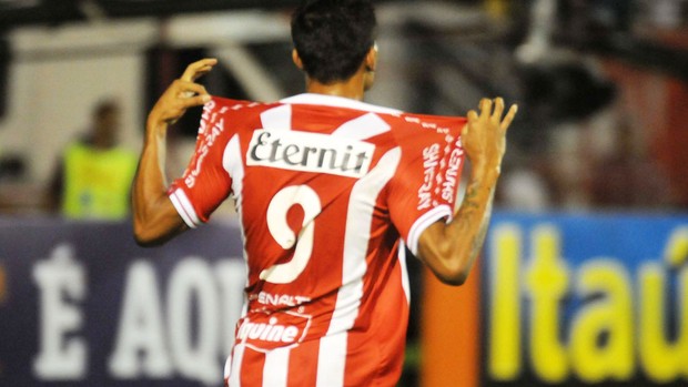Kieza comemora gol contra o São Paulo (Foto: Aldo Carneiro / Pernambuco Press)