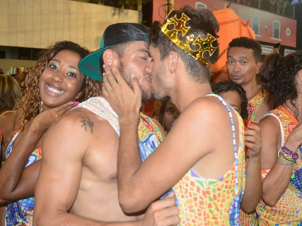 BLOG CIDADE LIVRE: Em clima de paquera, casais beijam muito no último dia  de carnaval