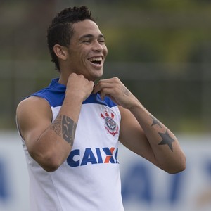 Mano Menezes saca Luciano e reforça meio-campo do Corinthians