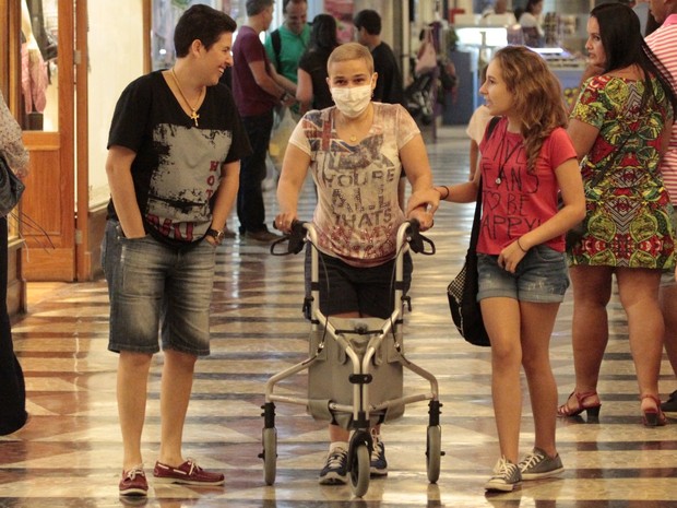 Claudia Rodrigues com a filha, Iza, em shopping na Zona Sul do Rio (Foto: Wallace Barbosa/ Ag. News)