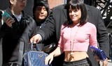 Magrinha, Lily Allen desfila com a barriga de fora em Nova York (AKM-GSI Brasil)