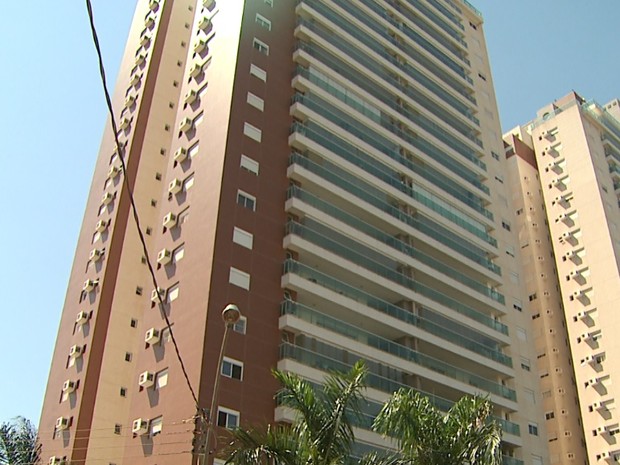 MP e Polícia Civil apreenderam documentos no apartamento do empresário em Ribeirão Preto (Foto: Reprodução/EPTV)