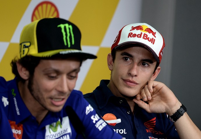 Valentino Rossi e Marc Márquez na coletiva de imprensa do GP da Malásia de MotoGP (Foto: AFP)