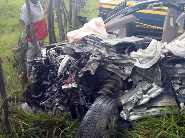 Carro ficou destruído após colisão com caminhão (Foto: Marcus Augusto/Site Voz da Bahia)