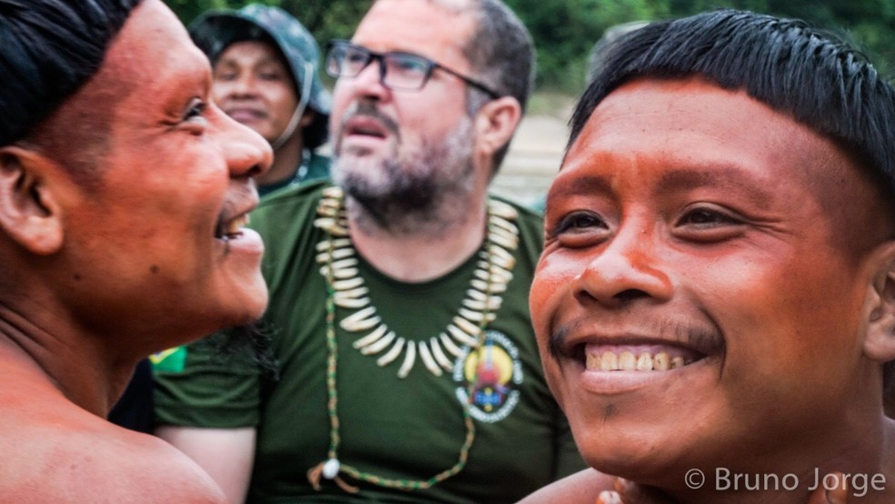 Índios Krorubo e Bruno Pereira, da Funai — Foto: Bruno Jorge/Funai