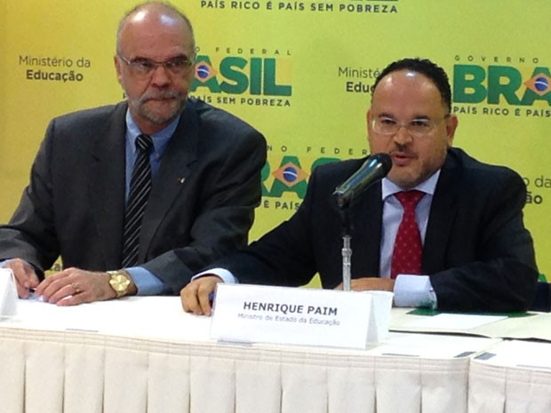 O ministro da Educação, Henrique Paim (à dir), e o secretário-executivo do MEC, Luiz Cláudio Costa (Foto: Natália Godoy/G1)